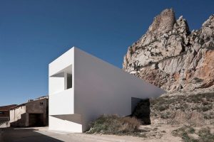 House On Mountainside Overlooked By Castle By Fran Silvestre Arquitectos 6